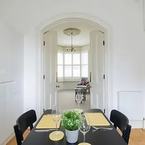  Apartment Stylish Period Maisonette Flat In Centre Of